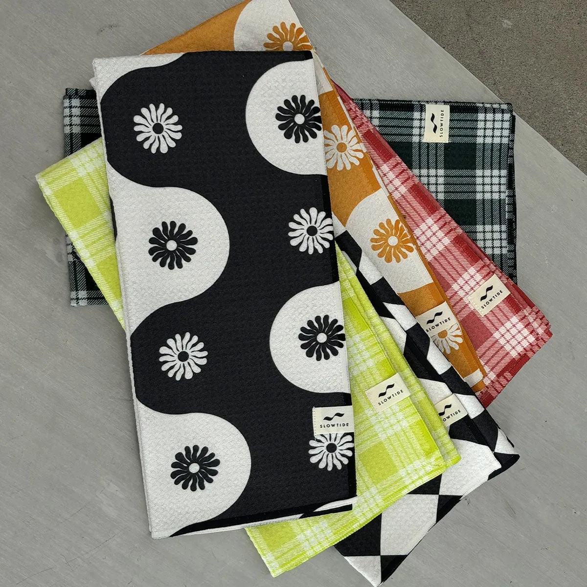 Botanical Waves Quick-Dry Kitchen Towel - Black