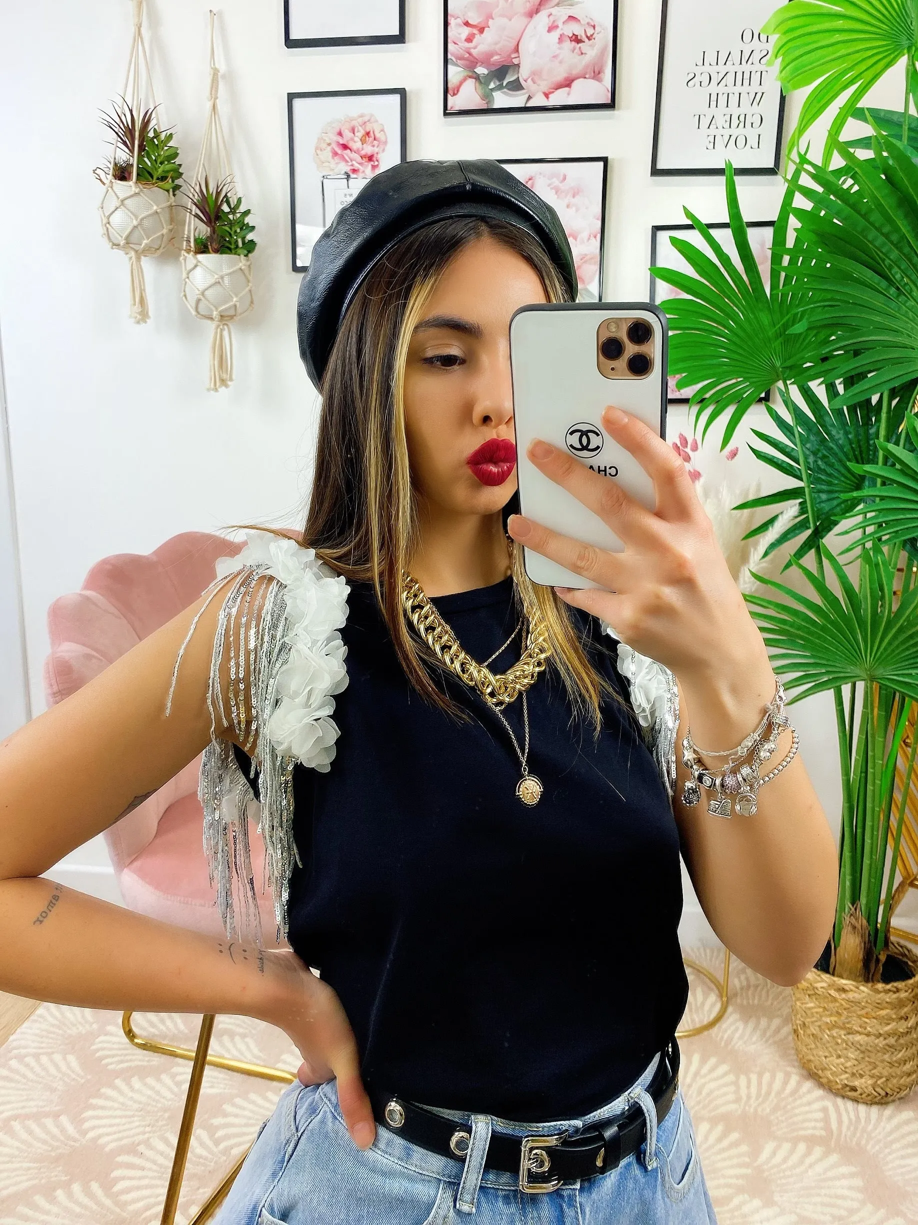 T-shirt con fiori e ciondoli nera