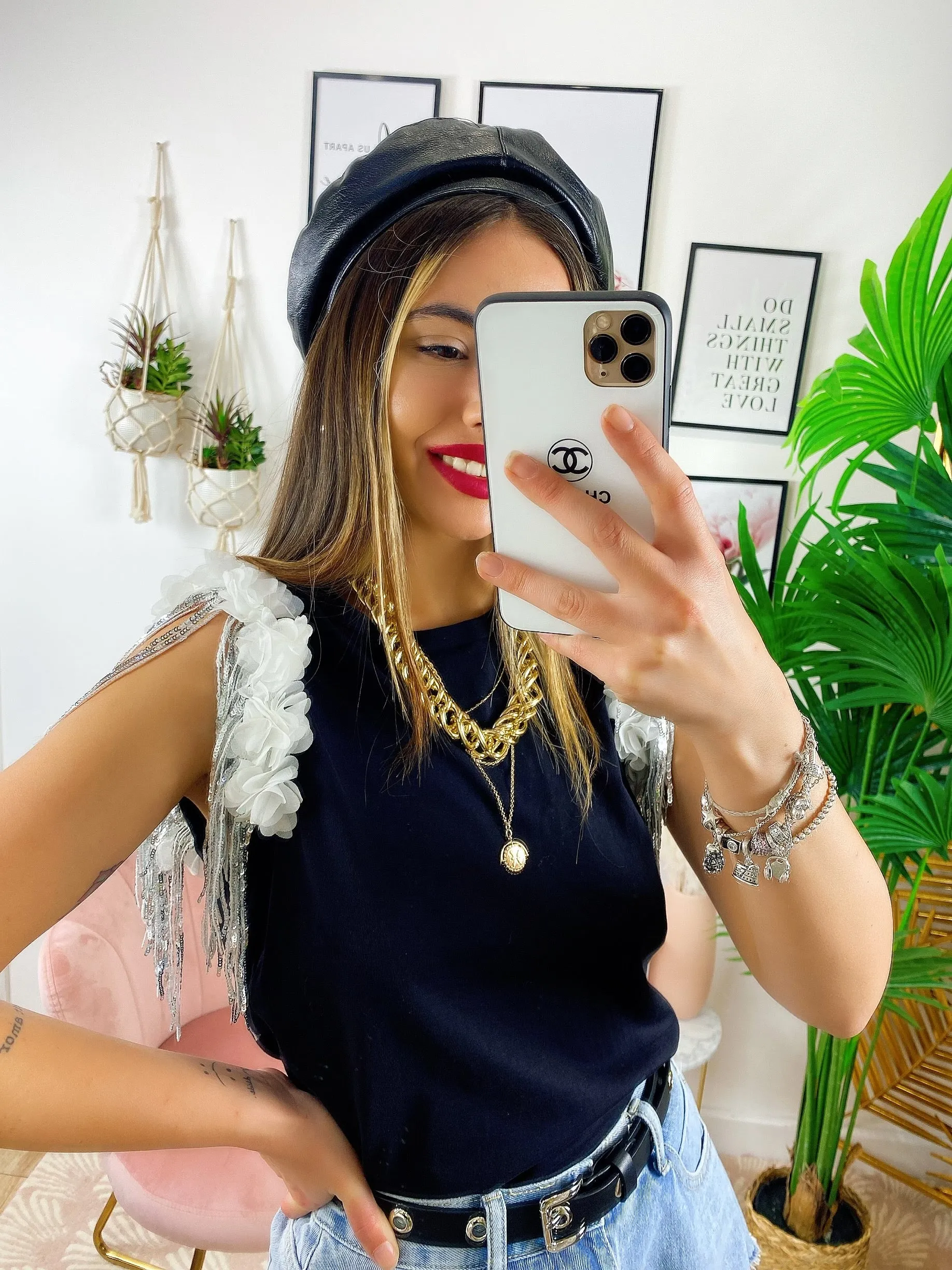 T-shirt con fiori e ciondoli nera