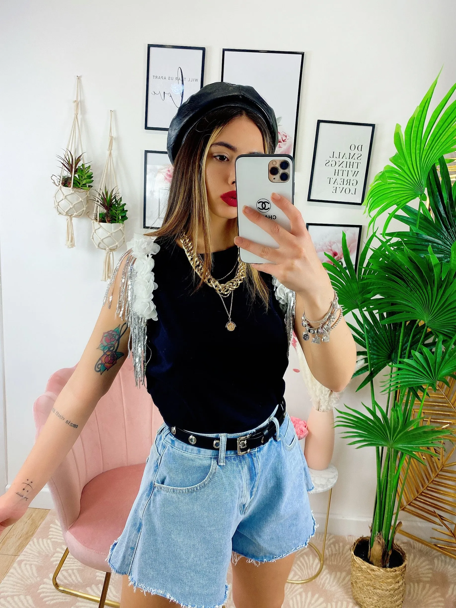 T-shirt con fiori e ciondoli nera